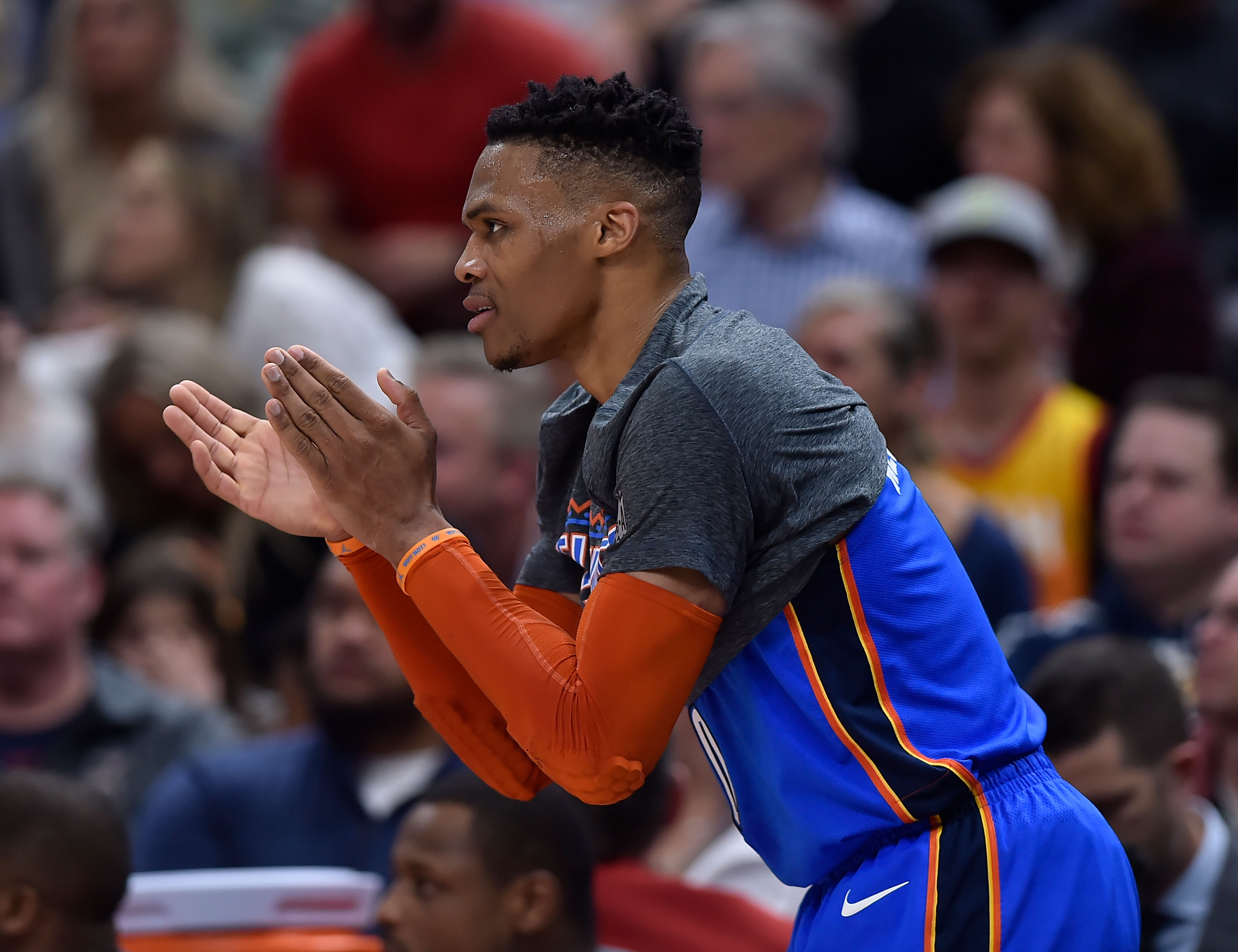 举行棒球推 举行棒球推